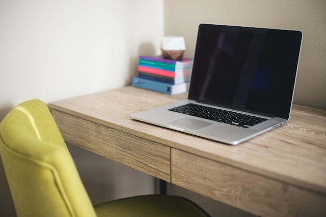 Bilde av laptop med ødelagt skjerm